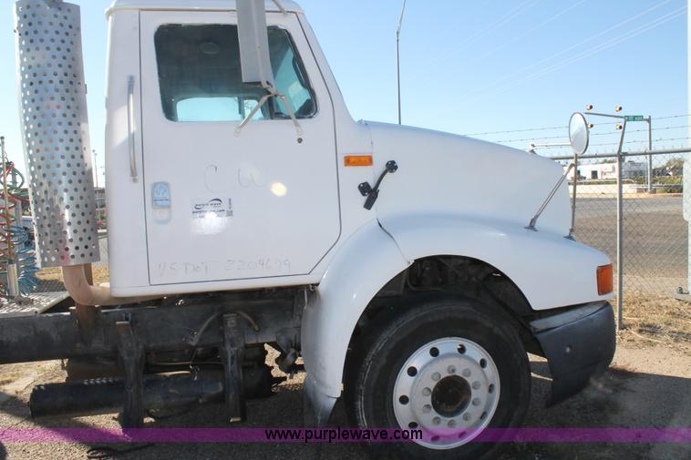 image for item G5846 1995 International 8200 semi truck