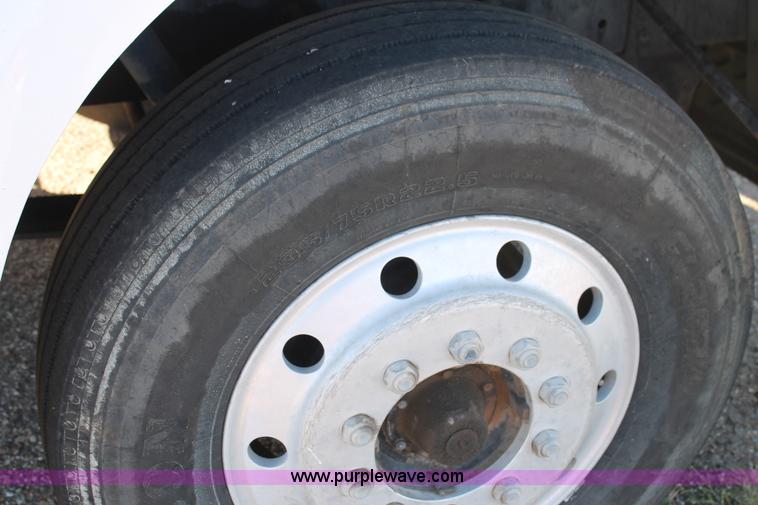 image for item G5846 1995 International 8200 semi truck