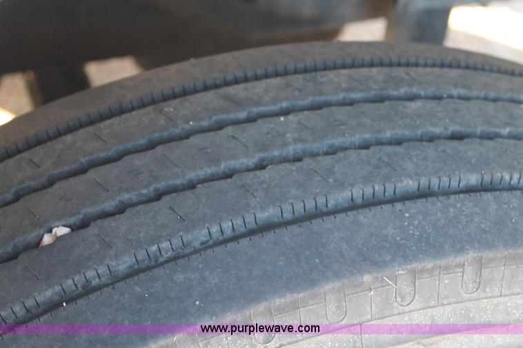 image for item G5846 1995 International 8200 semi truck