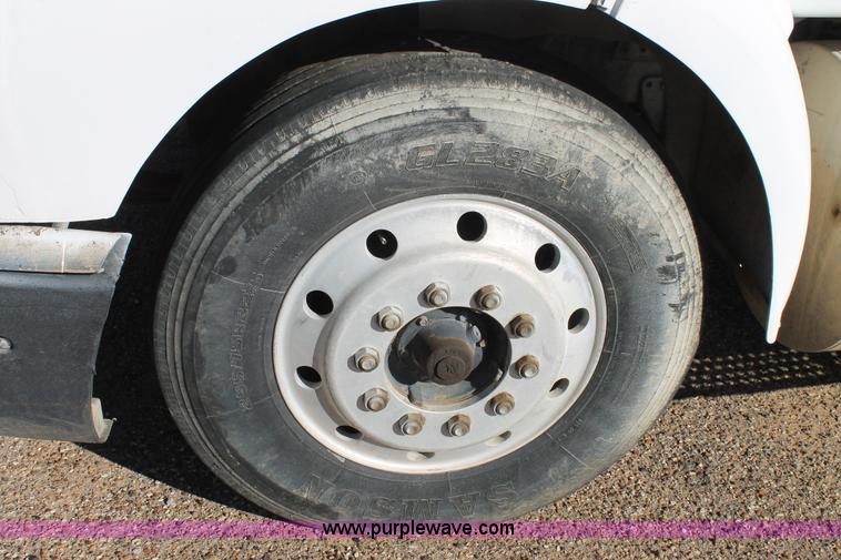 image for item G5846 1995 International 8200 semi truck