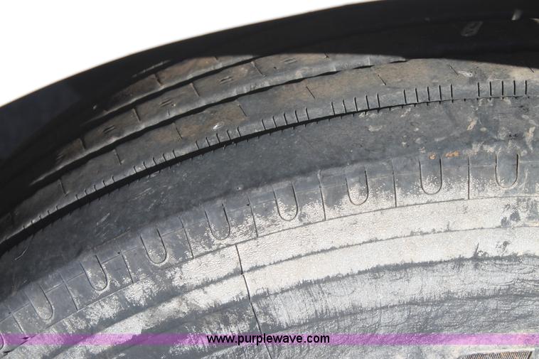 image for item G5846 1995 International 8200 semi truck