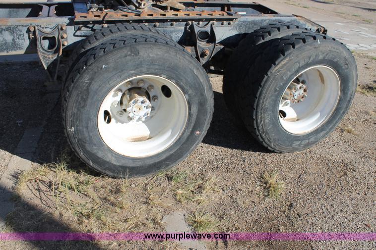 image for item G5846 1995 International 8200 semi truck