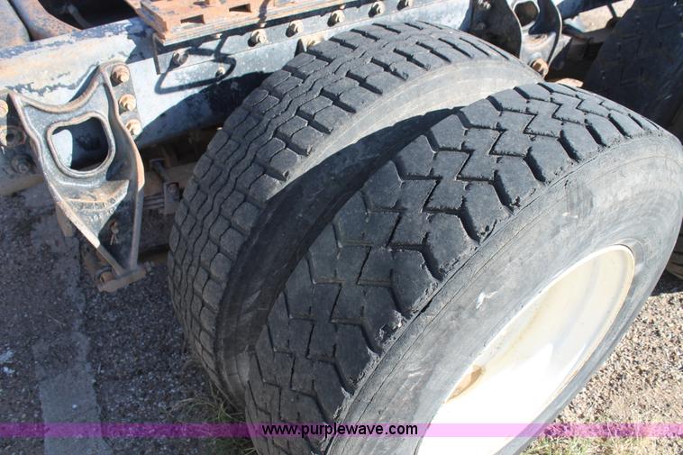 image for item G5846 1995 International 8200 semi truck