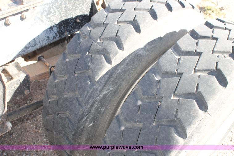 image for item G5846 1995 International 8200 semi truck