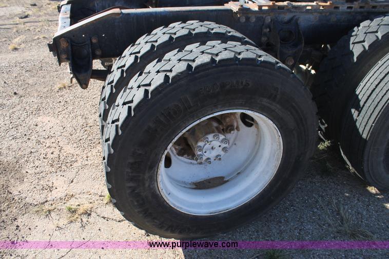 image for item G5846 1995 International 8200 semi truck