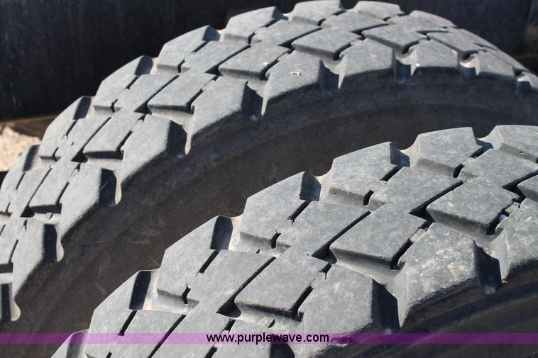 image for item G5846 1995 International 8200 semi truck