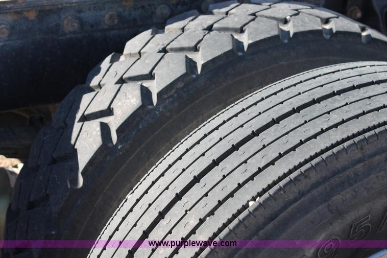 image for item G5846 1995 International 8200 semi truck