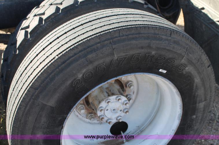 image for item G5846 1995 International 8200 semi truck