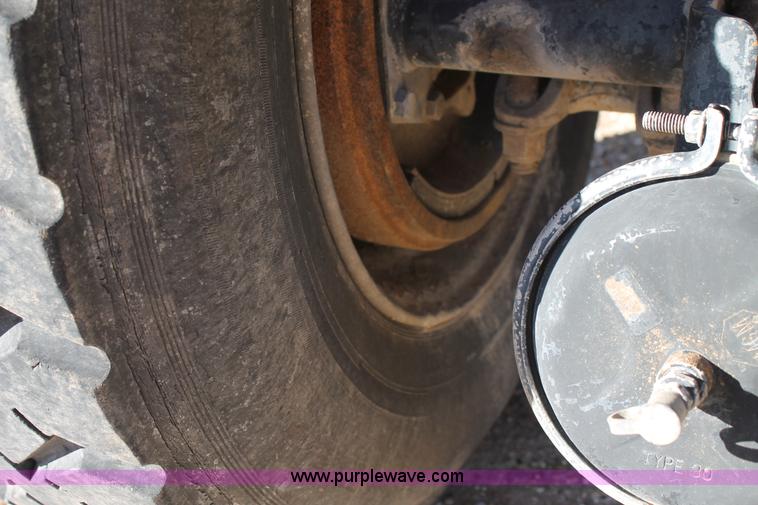 image for item G5846 1995 International 8200 semi truck