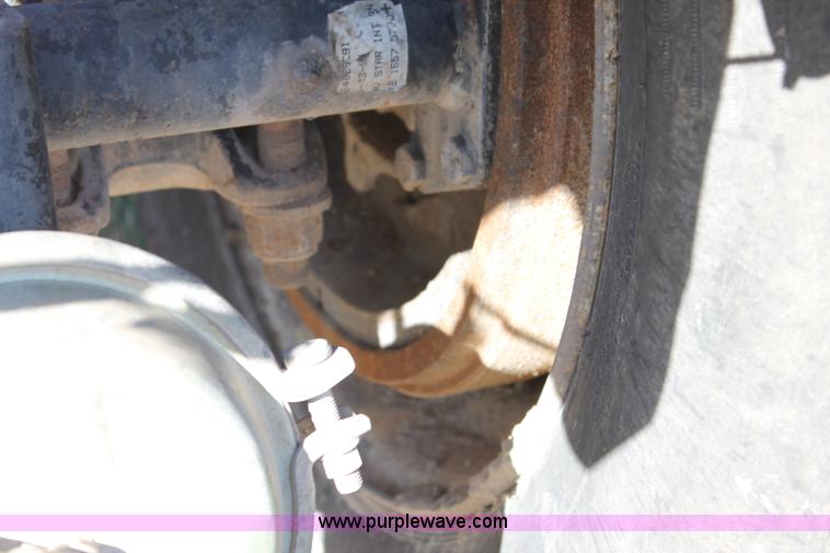 image for item G5846 1995 International 8200 semi truck