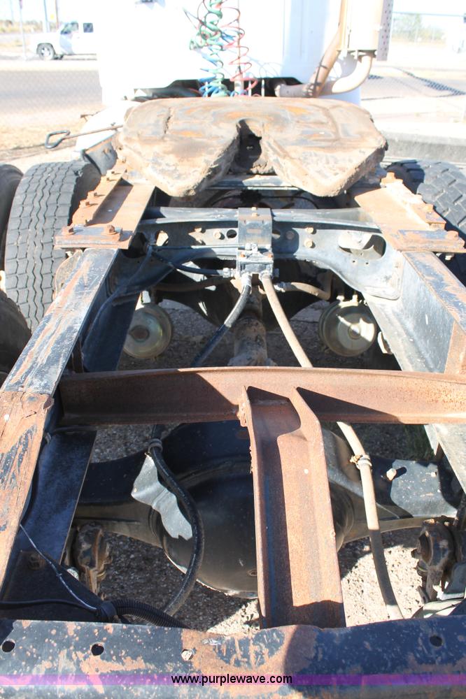 image for item G5846 1995 International 8200 semi truck