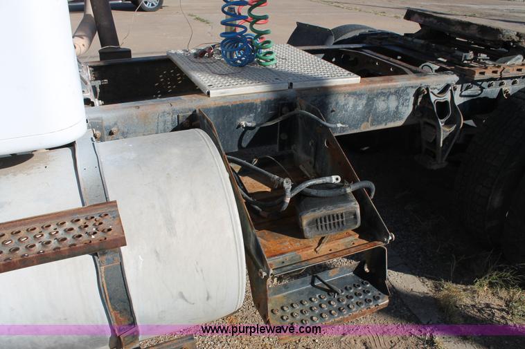 image for item G5846 1995 International 8200 semi truck