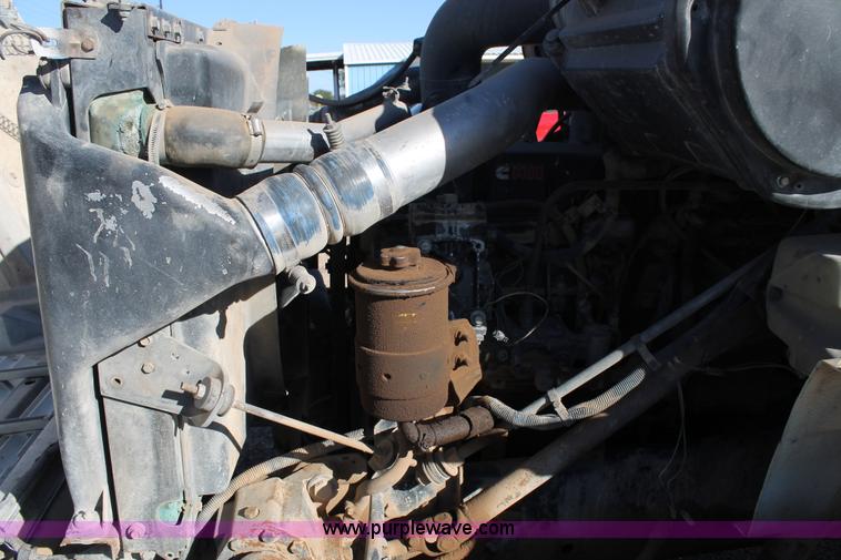 image for item G5846 1995 International 8200 semi truck