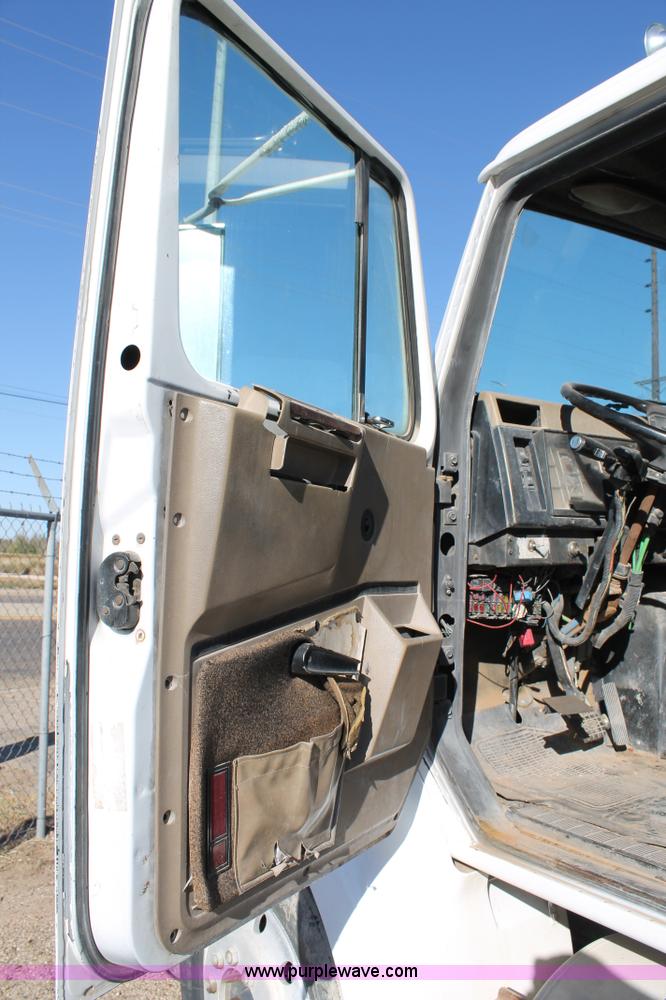 image for item G5846 1995 International 8200 semi truck