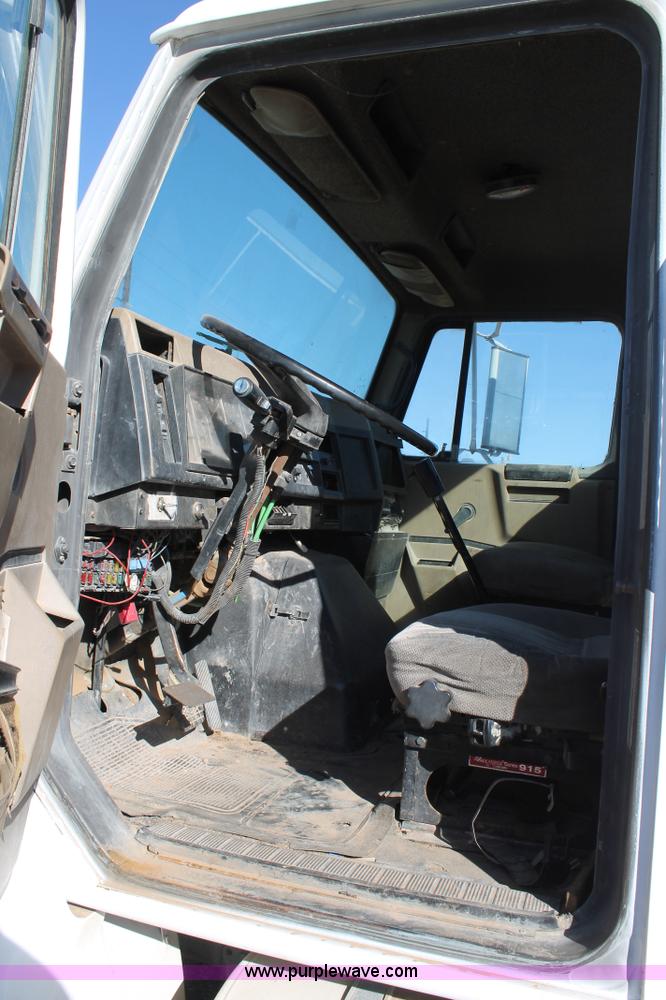 image for item G5846 1995 International 8200 semi truck