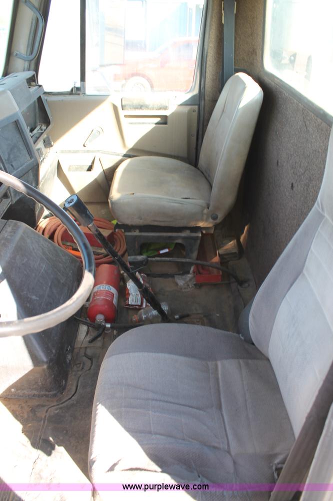 image for item G5846 1995 International 8200 semi truck