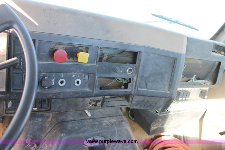 image for item G5846 1995 International 8200 semi truck