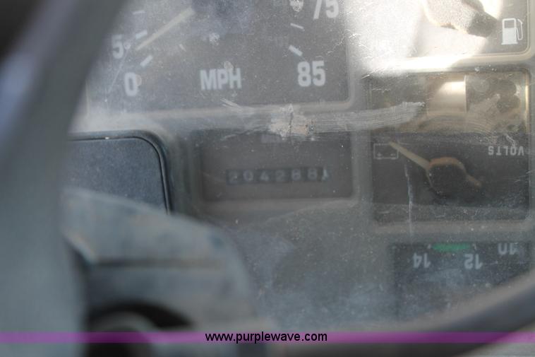 image for item G5846 1995 International 8200 semi truck