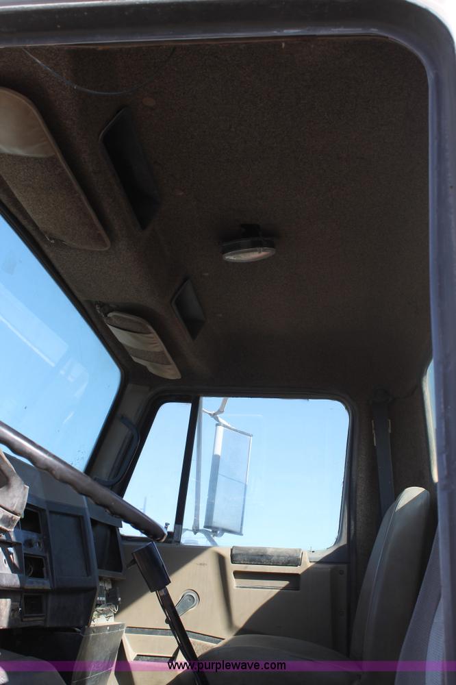 image for item G5846 1995 International 8200 semi truck