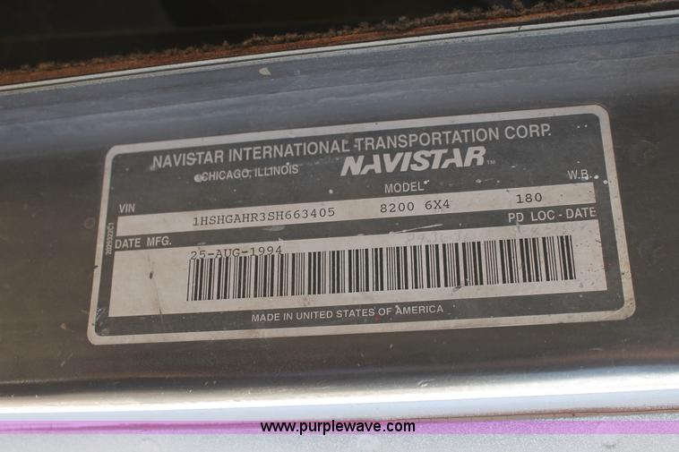 image for item G5846 1995 International 8200 semi truck