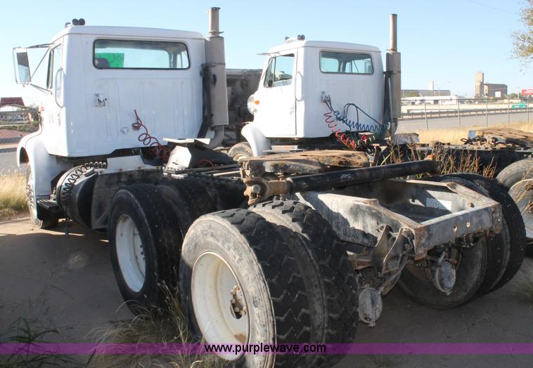 image for item G5848 1991 International 8200 semi truck