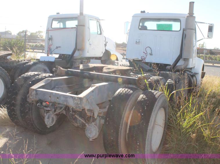 image for item G5848 1991 International 8200 semi truck