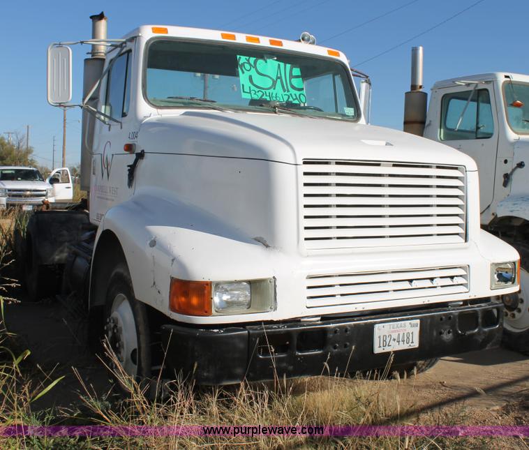 image for item G5848 1991 International 8200 semi truck