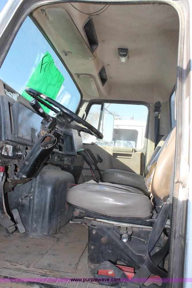 image for item G5848 1991 International 8200 semi truck