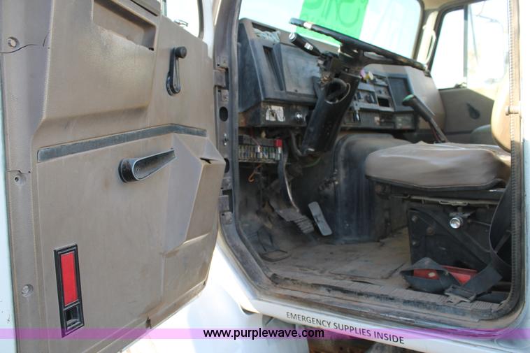 image for item G5848 1991 International 8200 semi truck