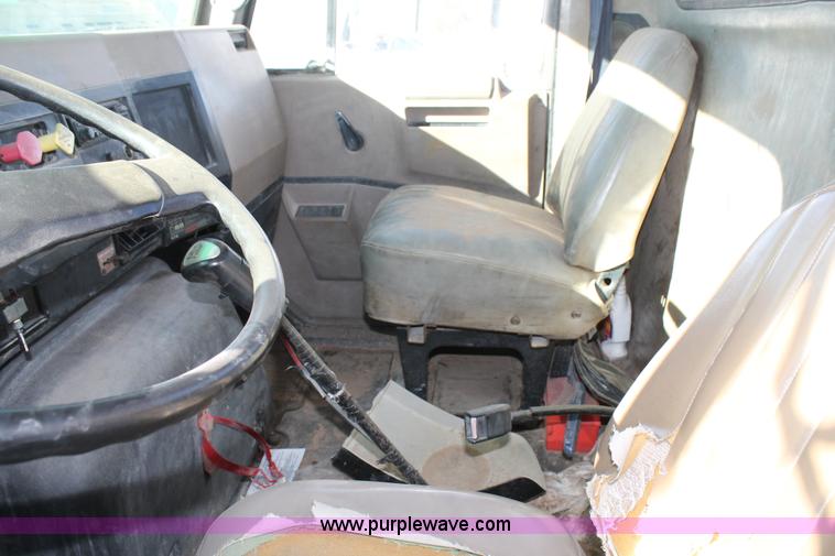 image for item G5848 1991 International 8200 semi truck