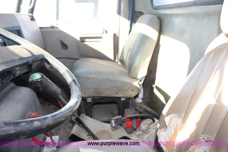 image for item G5848 1991 International 8200 semi truck