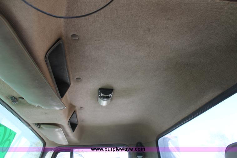 image for item G5848 1991 International 8200 semi truck