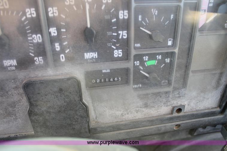 image for item G5848 1991 International 8200 semi truck