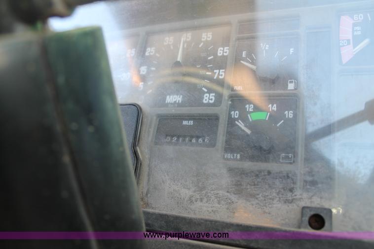 image for item G5848 1991 International 8200 semi truck