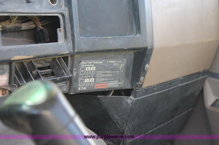 image for item G5848 1991 International 8200 semi truck