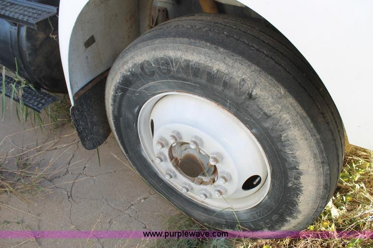 image for item G5848 1991 International 8200 semi truck