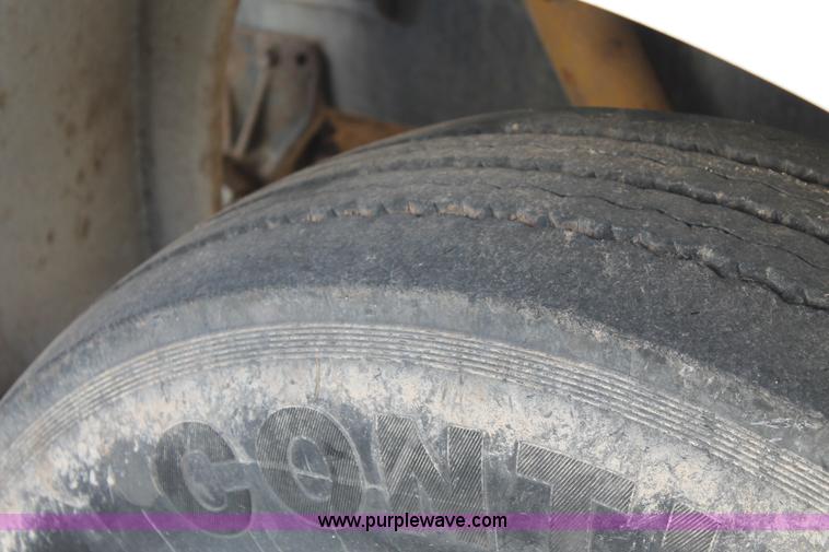 image for item G5848 1991 International 8200 semi truck