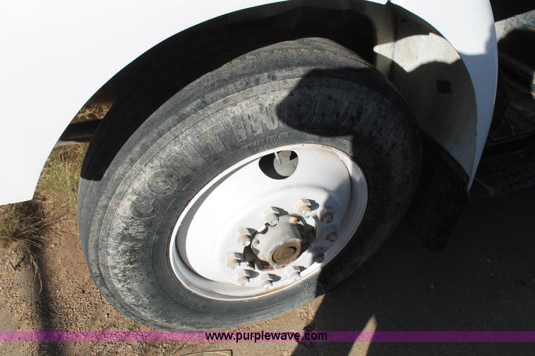 image for item G5848 1991 International 8200 semi truck