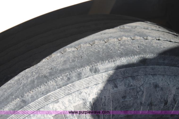 image for item G5848 1991 International 8200 semi truck