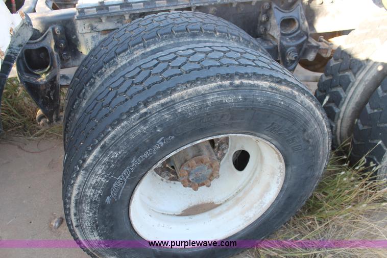 image for item G5848 1991 International 8200 semi truck