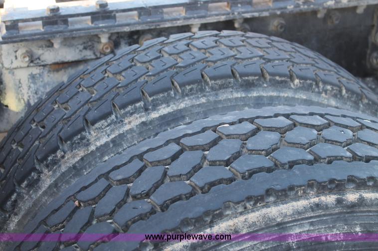 image for item G5848 1991 International 8200 semi truck