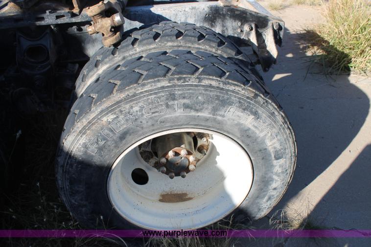 image for item G5848 1991 International 8200 semi truck