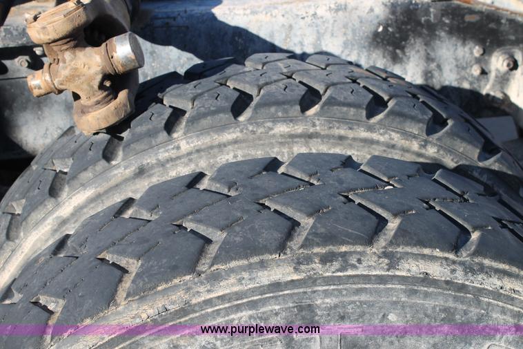 image for item G5848 1991 International 8200 semi truck