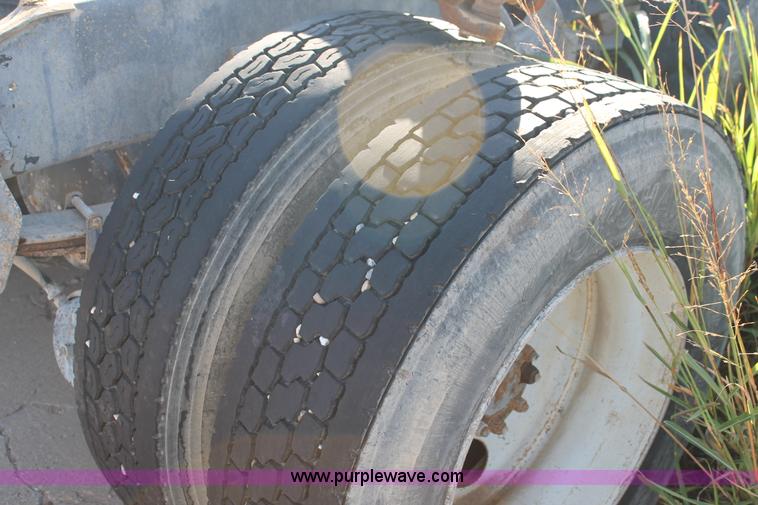 image for item G5848 1991 International 8200 semi truck