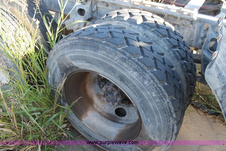 image for item G5848 1991 International 8200 semi truck