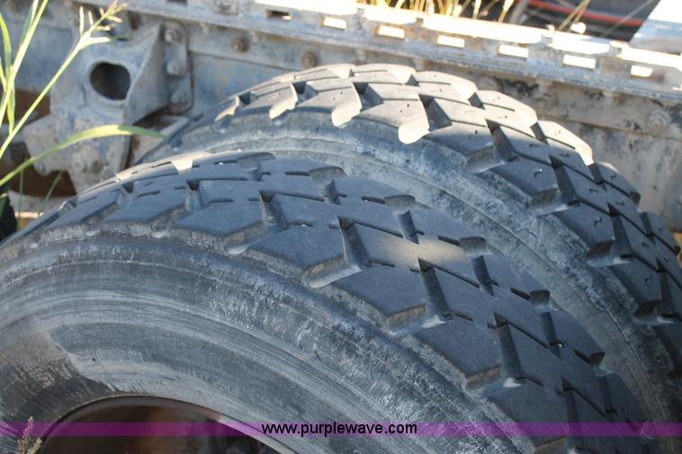 image for item G5848 1991 International 8200 semi truck