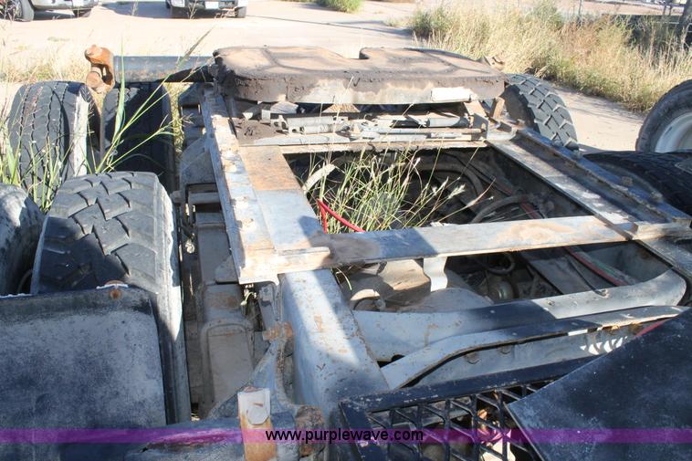 image for item G5848 1991 International 8200 semi truck