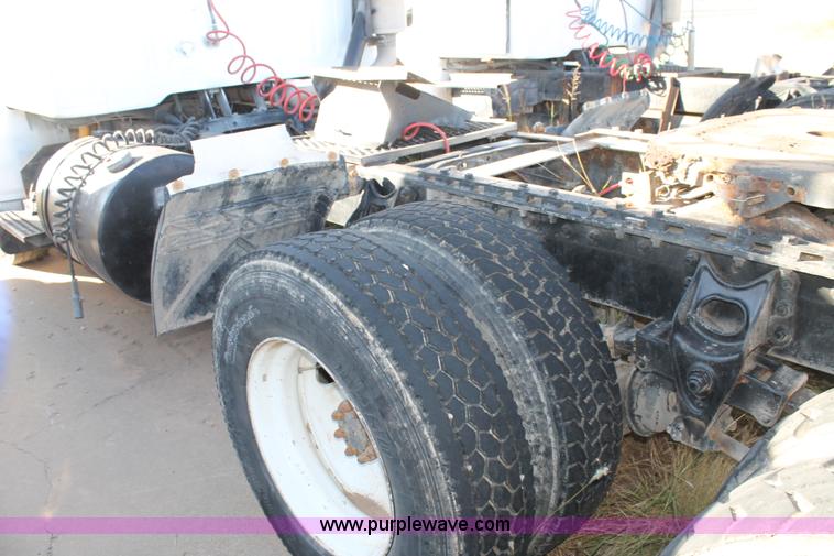 image for item G5848 1991 International 8200 semi truck