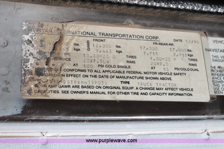 image for item G5848 1991 International 8200 semi truck