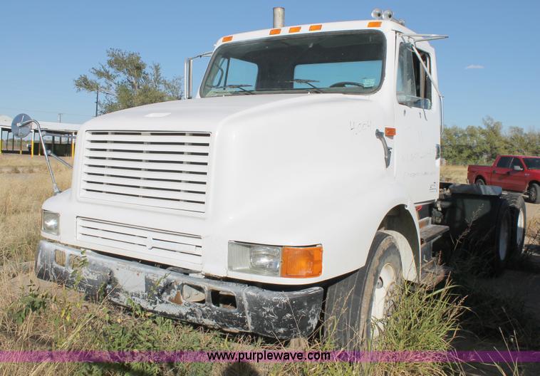 image for item G5849 1991 International 8200 semi truck